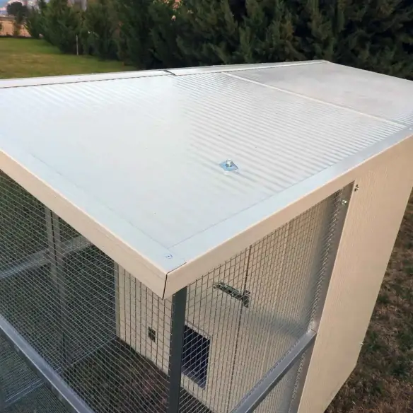 Dach winterfestes Katzenhaus isoliert