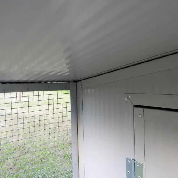 Detail isoliertes Paneel und Gitter