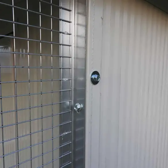 Detail isoliertes Paneel und Gitter