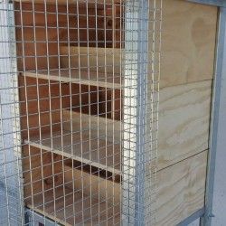 Taubennest aus holz auf Voliere