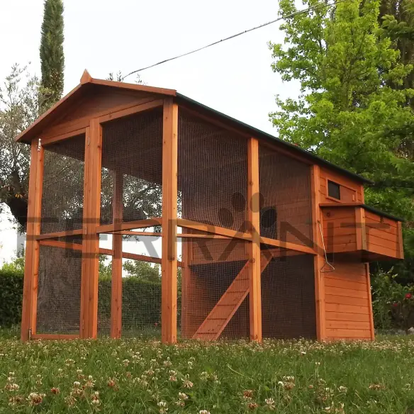 Hühnerhaus aus Holz für 10 Hühner im Außenbereich