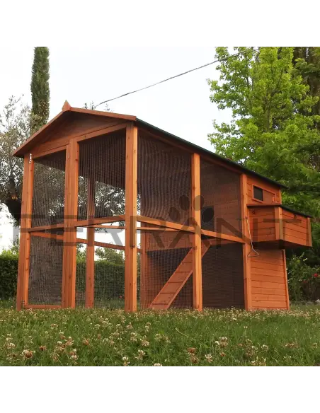 Hühnerhaus aus Holz für 10 Hühner im Außenbereich