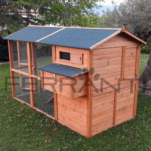 Rückseite des Hühnerhauses mit herausziehbarer Schublade