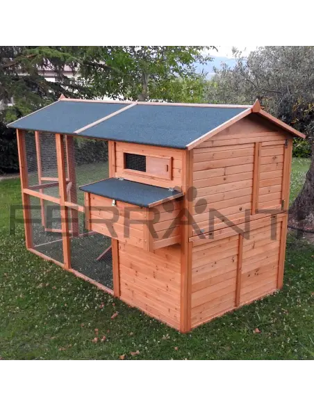 Rückseite des Hühnerhauses mit herausziehbarer Schublade
