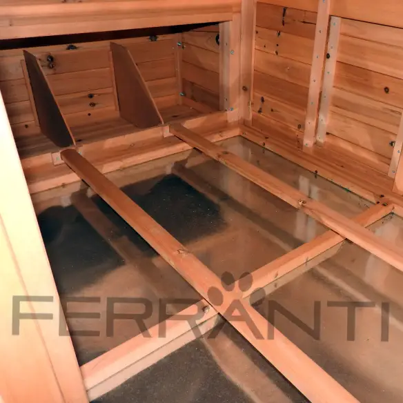 Innenraum des Hühnerhauses mit herausziehbarer Schublade