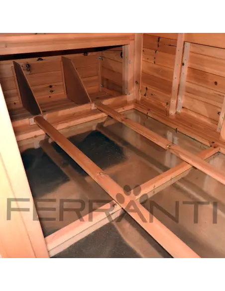 Innenraum des Hühnerhauses mit herausziehbarer Schublade