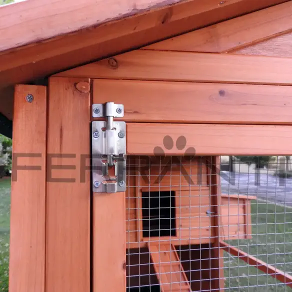 Tür mit Verschlussriegel des Hühnerhauses
