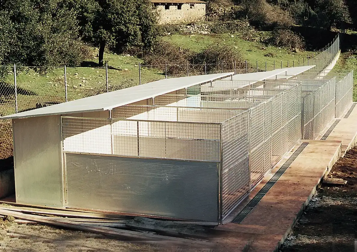 Montierte Au&szlig;en-Hundezwingeranlagen