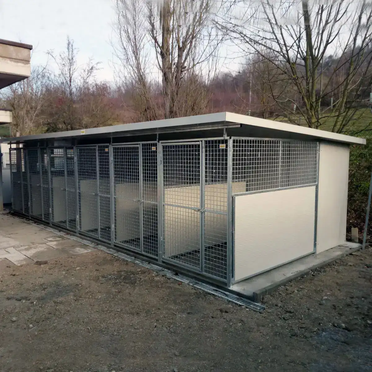 Montierte Au&szlig;en-Hundezwingeranlagen
